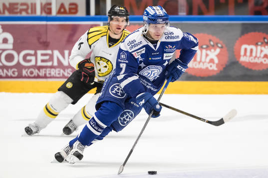 Leksands Johan Olofsson i ishockeymatchen i SHL mellan