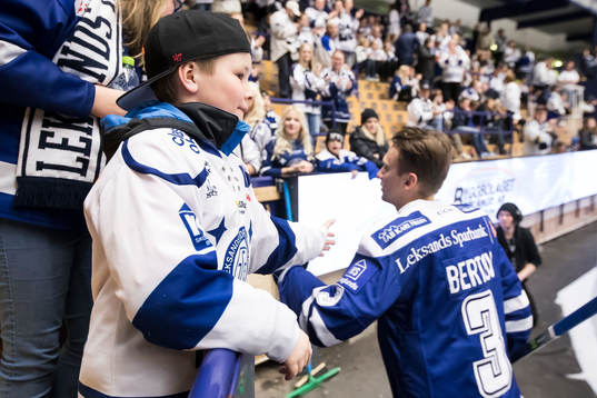 Ung supporter innan ishockeymatchen i SHL mellan Leksand