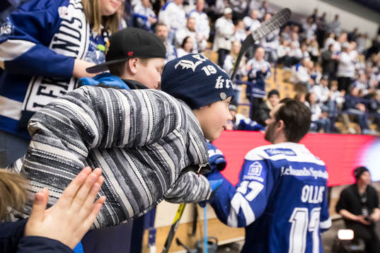 Ung supporter innan ishockeymatchen i SHL mellan Leksand