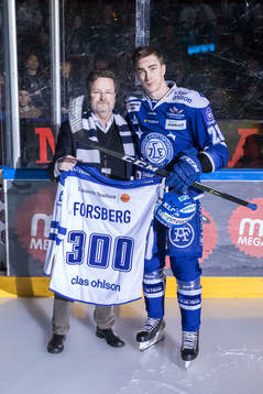 Leksands Tobias Forsberg hyllas för 300 matcher innan