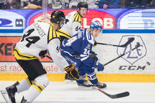 Leksands Isak Skedung i ishockeymatchen i SHL mellan