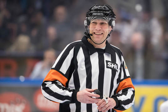 domare Morgan Johansson i ishockeymatchen i SHL mellan