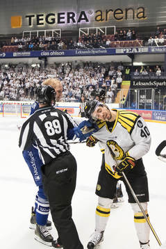 Leksands Lukas Ericsson och linjedomare Gustav Jonsson och