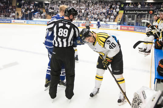 Leksands Lukas Ericsson och linjedomare Gustav Jonsson och