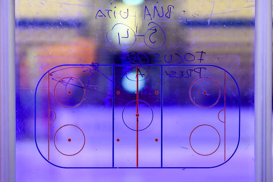 Taktiktavla på plexiglas före ishockeymatchen i SHL