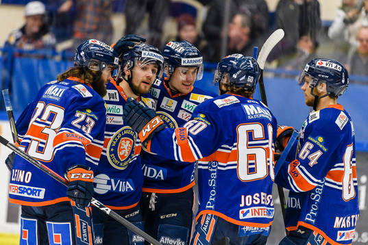 Växjös Pontus Netterberg (mitten) jublar