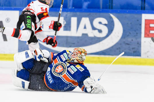 Växjös målvakt Joacim Eriksson kliver ut och gör en