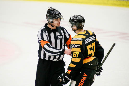 Skellefteås Emil Djuse pratar med domaren Mikael Andersson