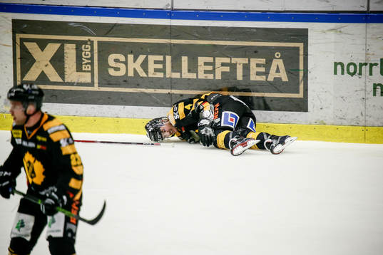 Skellefteås Bud Holloway grinar illa