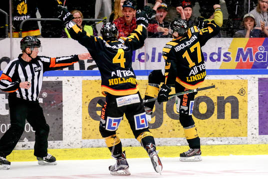 Skellefteås Bud Holloway och Pär Lindholm jublar
