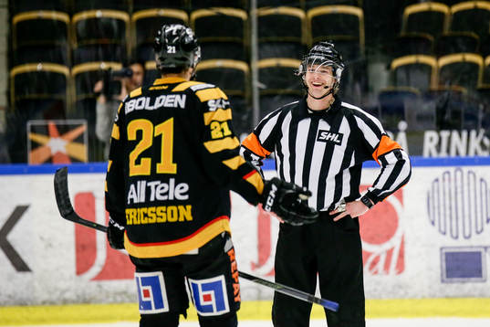 Skellefteås Jimmie Ericsson pratar med domaren Mikael