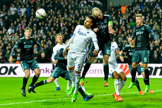 FC Köpenhamns Erik Johansson och Ajaxs Davy Klaassen