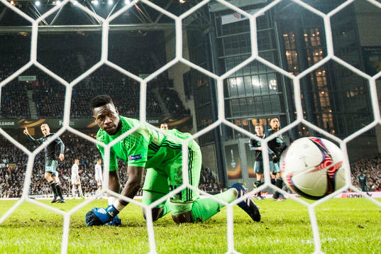 Ajaxs målvakt Andre Onana deppar