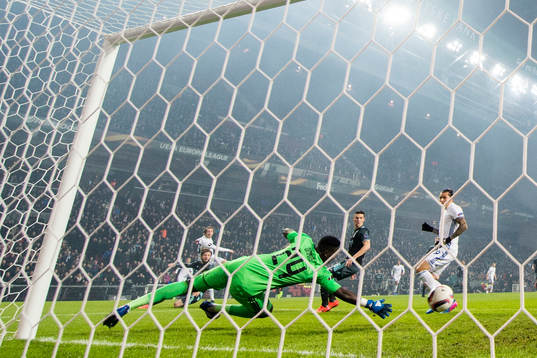 Ajaxs målvakt Andre Onana släpper in 1-0 målet av FC