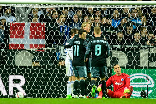 Ajaxs Kasper Dolberg jublar med lagkamrater