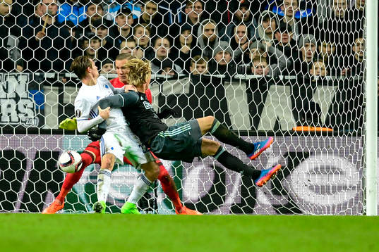 Ajaxs Kasper Dolberg gör 1-1