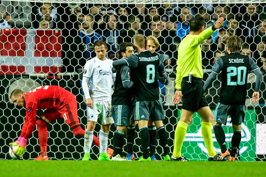 Ajaxs Kasper Dolberg jublar med lagkamrater