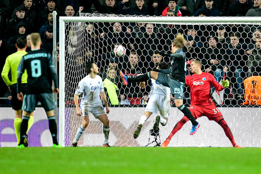 Ajaxs Kasper Dolberg gör mål bakom FC Köpenhamns