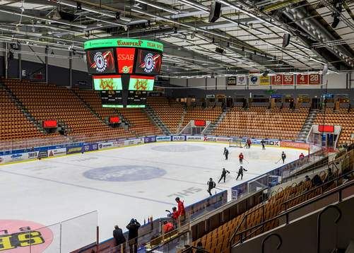Ett pojklag tränar i Coop Norrbotten Arena