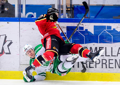 Luleås Kael Mouillierat tacklar Rögles Jesper Williamsson