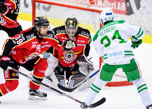 Luleås målvakt Joel Lassinatti räddar ett skott från