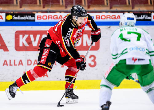 Luleås Petter Emanuelsson med pucken
