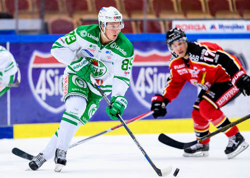 Rögles David Åslin med pucken