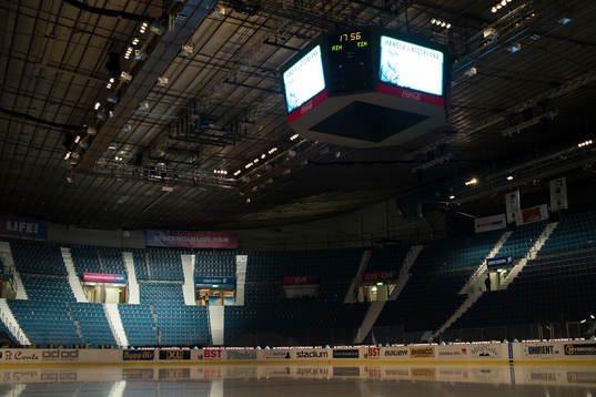 Tomma läktare på Hovet före en ishockeymatch i