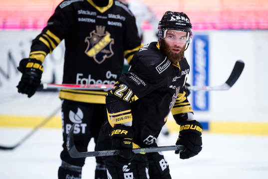 s Christian Sandberg värmer upp före en ishockeymatch i