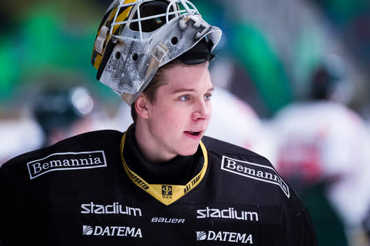s målvakt Gasper Kroselj före en ishockeymatch i