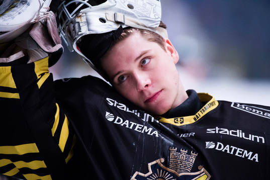 s målvakt Gasper Kroselj före en ishockeymatch i