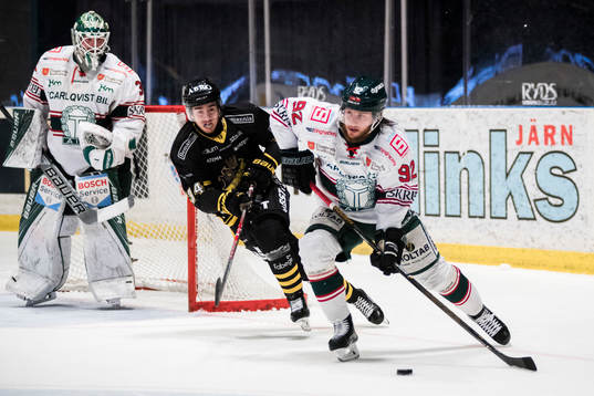 s Michael Lindqvist jagar Tingsryds Daniel Norbe framför
