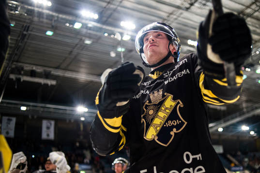 s Jesper Fröden  jublar