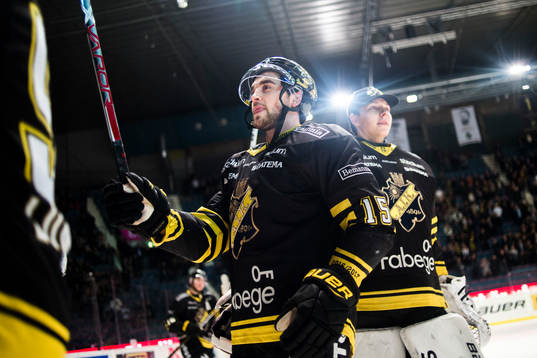 s målvakt Linus Lundin och Jonathan Andersson  jublar