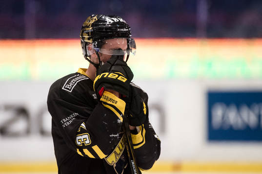 s Stefan Johansson deppar före en ishockeymatch i