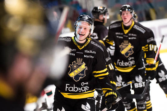 s Jacob Spångberg jublar