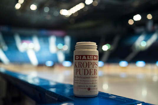 En burk med kroppspuder i båset före  en ishockeymatch i