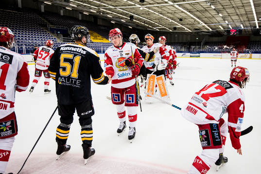 Almtunas Sebastian Hartmann tackar Panterns Victor Björkung