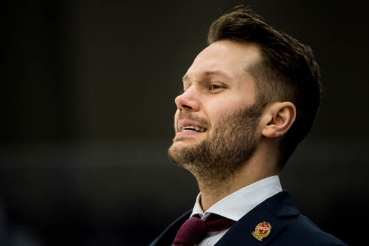 Almtunas assisterande tränare Martin Gudmundssen deppar