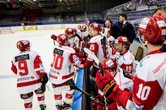 Almtunas tränare Marcus Ragnarsson håller timeout