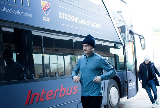 Djurgårdens Marcus Högström har just stigit av bussen