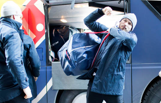 Djurgårdens Mikael Ahlén lyfte ur sin trunk ur bussen