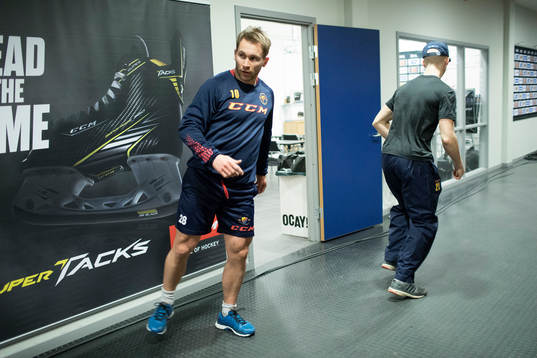 Djurgårdens Niclas Bergfors värmer upp i korridoren