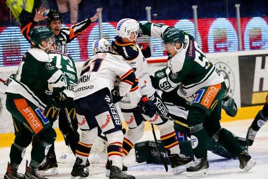 Stökigt framför Färjestads målområde