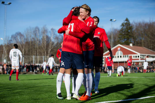 Örgrytes William Atashkadeh jublar och omfamnas