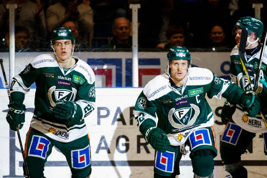 Färjestads Joel Eriksson Ek och Magnus Nygren jublar