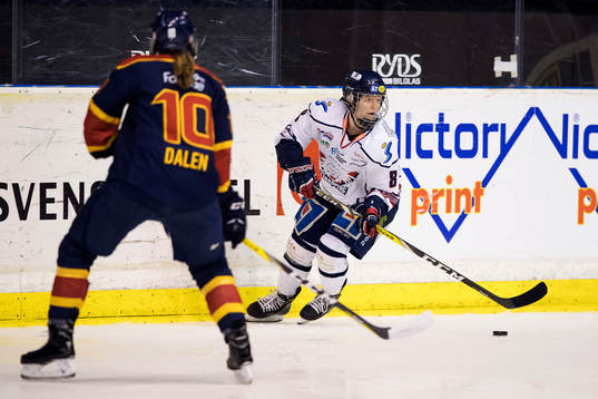 Linköpings Kristina Vikdahl med pucken