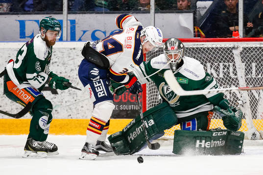 Djurgårdens Daniel Brodin oroar framför Färjestads
