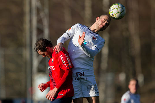 Örgrytes Johan Elmander i nickduell med Kalmars Sebastian