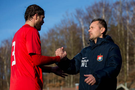 Örgrytes Johan Elmander klappas om av tränare Marcus
